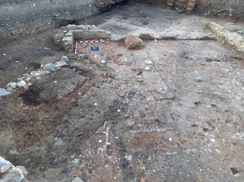 Clădirea romană II, camera W1:  detalii cu zidurile perimetrale Z24-Z25, cu zidurile compartimentale Z26 și Z26’ și cu instalația de hypocaust in situ (imagine dinspre N-V). 